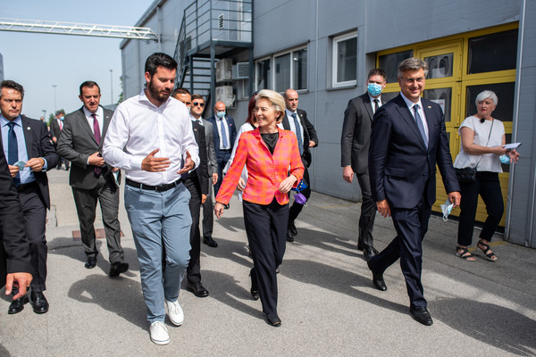 세계에서 가장 빠른 전기차 개발자 리마츠(Rimac)와 RIMAC 자동차회사를 방문한 유럽의회 의장 로베르타 메촐라(가운데) 오른쪽은 크로아티아 총리 안드레이 플렌코비치