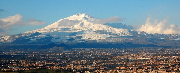 Mount Etna (3357 meters) with the city of Catania in the foreground. Sicily, Italy. Photo Credits CC BY-SA 4.0 www.wikipedia.org