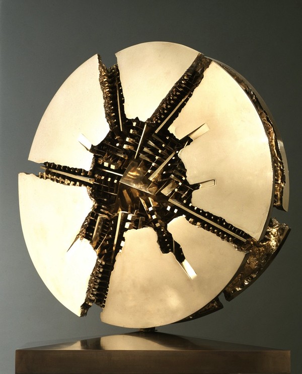 Arnaldo Pomodoro (1926) Disco Solare, 1989 Bronzo 95 × 40 cm, Collezione privata Foto courtesy Collezione Farnesina