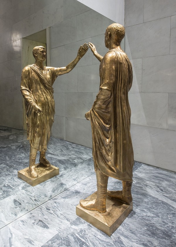 Michelangelo Pistoletto (1933) L’Etrusco, 1976 Bronzo 194 × 90 × 80 cm, Specchio 250 × 200 cm Propietà dell’artista Foto courtesy Collezione Farnesina