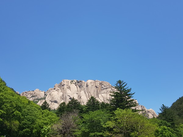 내원암에서 본 누워있는 보살 형상의 울산바위