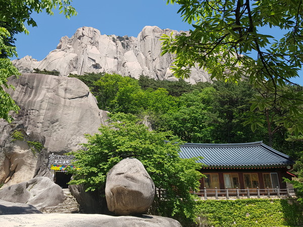 흔들바위 앞 계조암