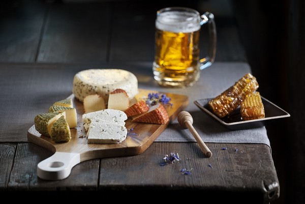 Līgo cheese and beer(Reinis_Hofmanis)