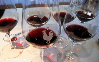 Glasses of Chianti Classico wine with the seal of the Black Rooster. Photo Credits: www.summagallicana.it