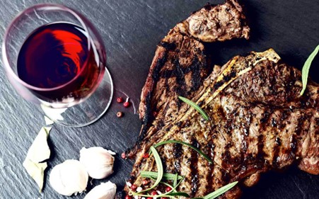 Chianti wine paired with Florentine steak. Photo Credits: www.cantinedidolianova.it