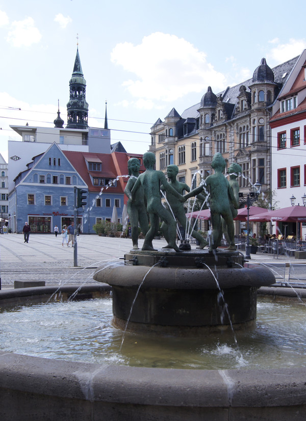 어린이 분수. 그 너머 보이는 대광장과 성모 마리아 대성당