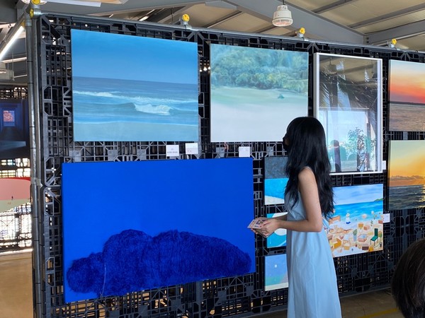 청초호를 마주한 칠성조선소의 미술전시