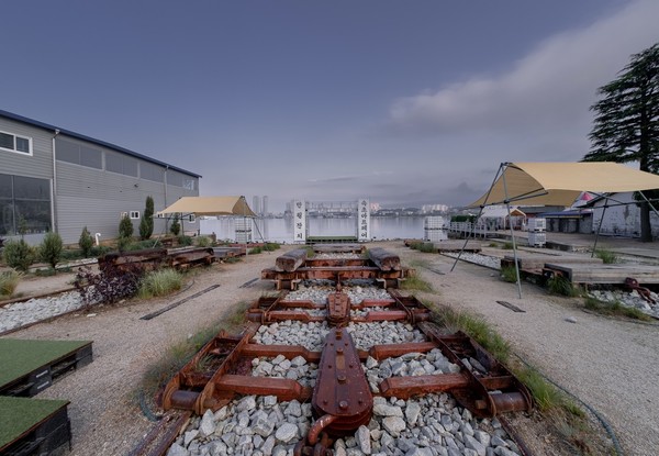 ‘2023 속초아트페어’가 열리는 칠성조선소 외부 전경