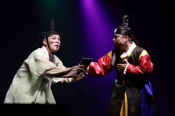 아트마켓 쇼케이스 '오만방자 전라감사 길들이기'의 한 장면