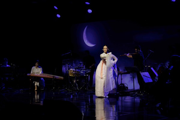 아트마켓 쇼케이스 '별 헤는 밤 꽃처럼 침묵을 깨다'의 한 장면