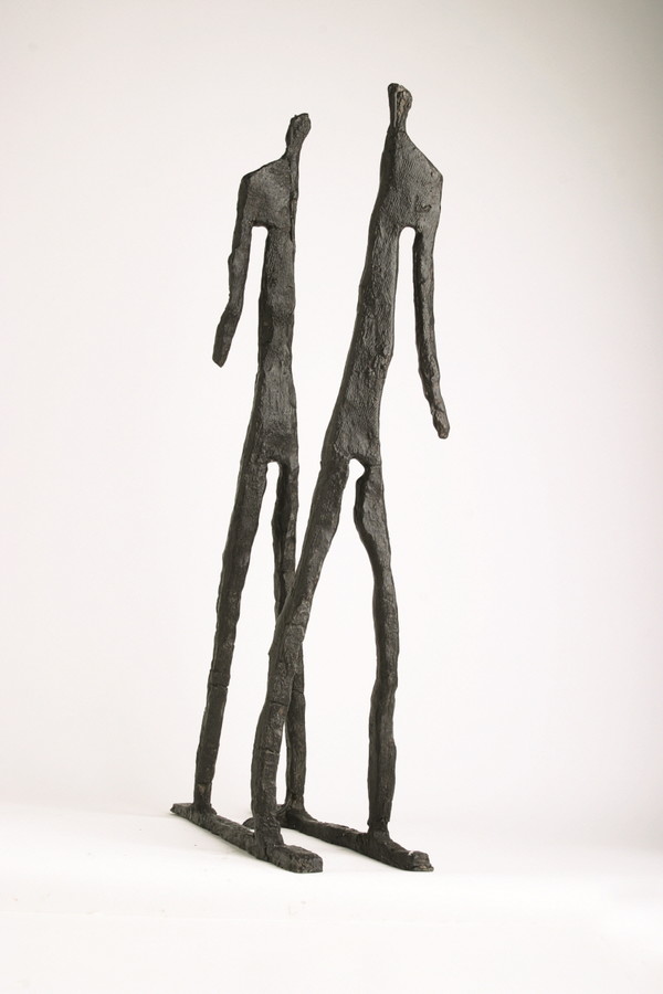 이원형(1946~2021), 한국 태생의 조각가인 이원형은 주로 인물 형상에 초점을 둔 작품을 제작했다. 그는 오랜 시간 공들여 작품의 구조를 잡은 후 점토로 형상을 빚어 가마에서 굽는 방식으로 작품을 만들었다. 작업실 외에도 중국과 멕시코에서 청동 조각 작품을 제작하기도 했다. 그는 한국에서 보낸 유년 시절 동안 소아마비를 겪으며 장애를 얻었지만, 이것은 그의 왕성한 작품 활동과 넘치는 에너지를 쏟아내는 일에 아무런 방해가 되지 않았다. 2미터 높이의 점토 모형을 제작할 때만 보아도 그에게서는 망설임을 찾아볼 수 없었고, 휴식도 취하지 않았으며 무엇보다 종종 도움 없이 작업을 진행했다. 세계적으로 인정받는 조각가인 그가 남긴 작품은 전시된 곳 어디서든 깊은 인상을 주며 우리 곁에 계속 살아 있다