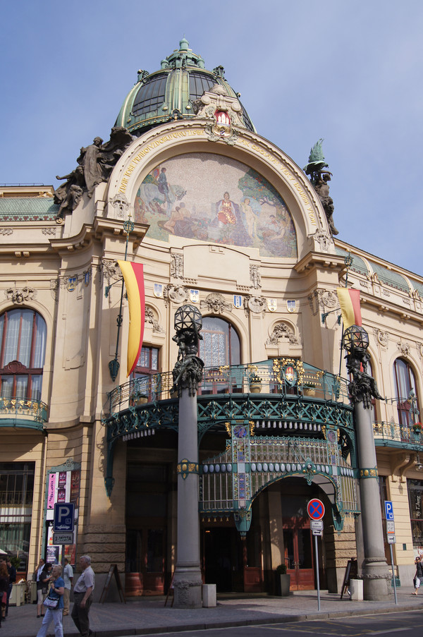 체코의 대표적인 아르누보 건축물인 시민회관의 정면입구