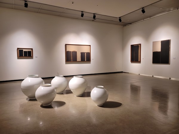 아트픽30_전에 출품된 윤형근의 회화 작품과 강민수의 달항아리가 색다른 조화를 이루고 있다.