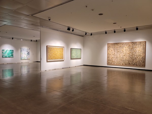 아트픽30_에선 작가적 역량을 대표할 대형 작품들을 만날 수 있다. 김창열 화백의 300호 작품 뒤로 이강소 화백의 신작이 보인다.