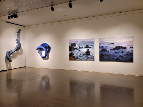 김남표 작가의 제주 애월 앞바다 작품과 곽철안 작가의 서체를 리듬감으로 해석한 작품이 서로 색다른 조화를 이룬다.