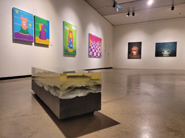 시멘트와 레진의 재료로 입체 산수화를 선보인 전아현 작가의 작품과 디지털 아트의 스타 작가로 꼽히는 다다즈 작가의 회화 작품.