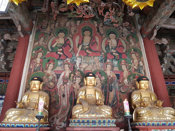 대웅전 목조삼세불좌상과 후불탱화