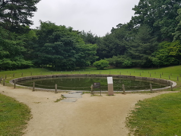 풍수에 따라 융릉 아래 만든 연못 곤신지