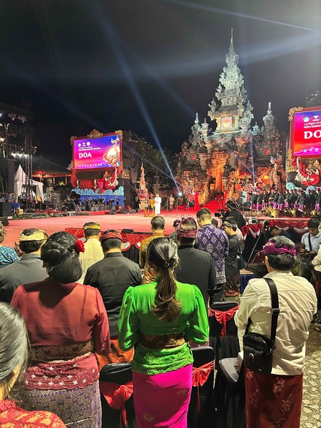 개막식 힌두교 종교지도자의 기도