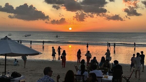 짐바란 해변의 일몰