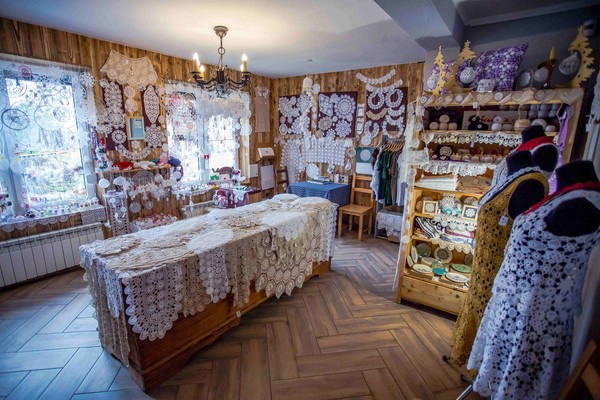 souvenir shop in Koniakow Lace Center foto. Michał Kuźma