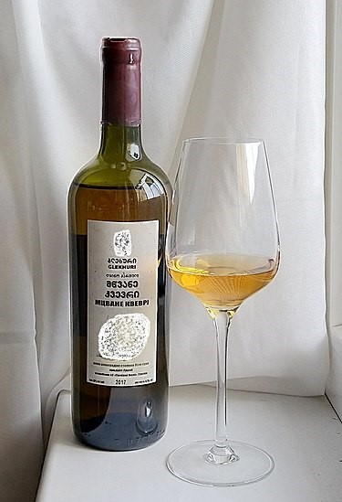 Orange wine (Georgians prefer to call it “amber wine”) made from Mtsvane Kakhuri grapes. Photo Credits CC BY-SA 4.0 www.wikipedia.org