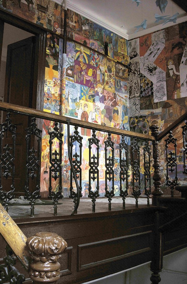 The_interior_of_the_entrance_to_the_Lviv_Children_s_Gallery,_2007