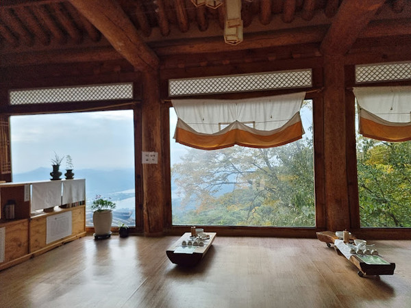 삼정헌 내부, 무료로 차를 마시며 창 밖으로 경치를 감상할 수 있다. 