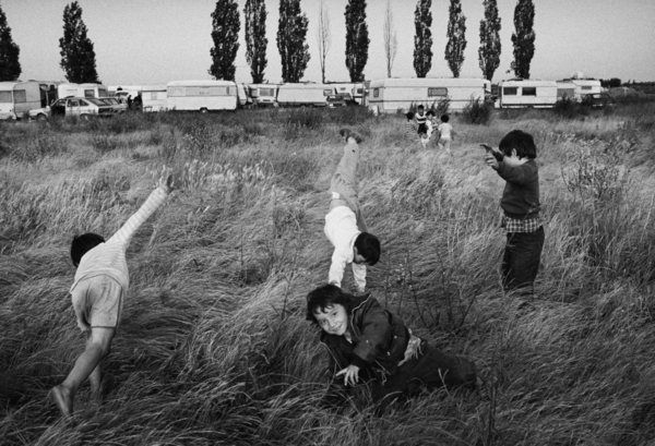 1992년 파리 르 살롱(Le salon) 집시시리즈 12점 사진부문 최우수상 수상, 우이르, 프랑스