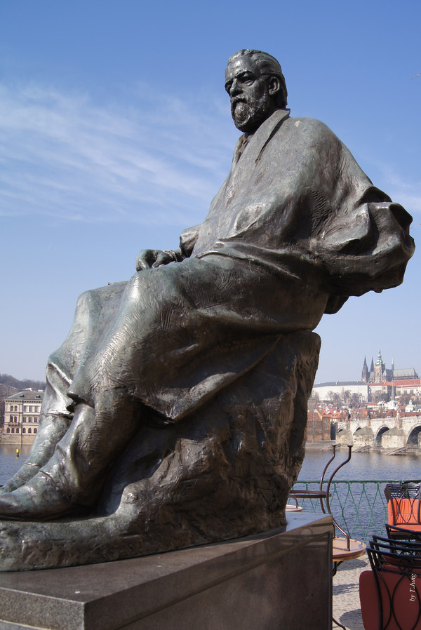 블타바 강변의 스메타나 동상
