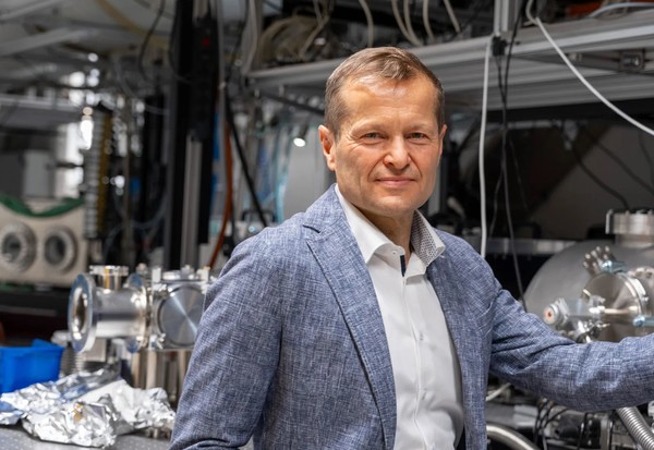 Ferenc Krausz: Source: Max Planck Society; photograph Daniel Gerst