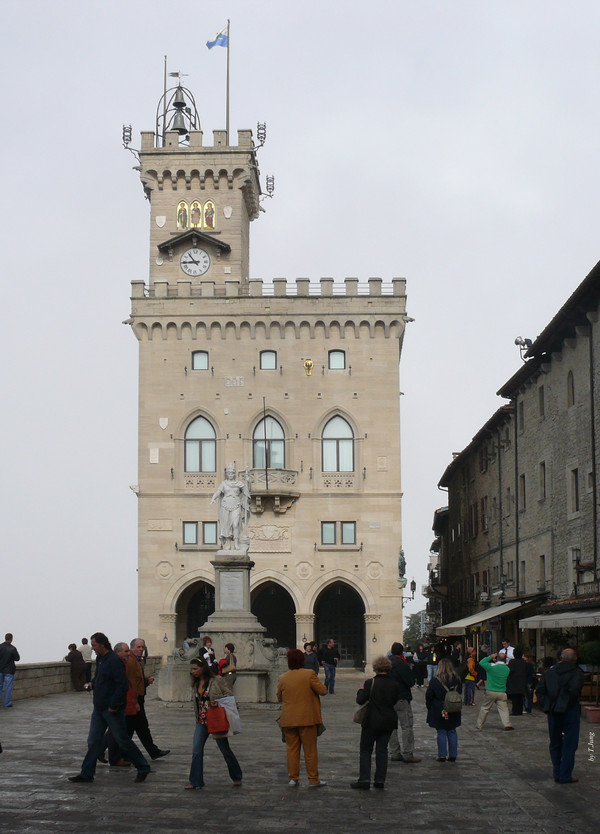 산 마리노 공화국 정부청사가 있는 자유의 광장