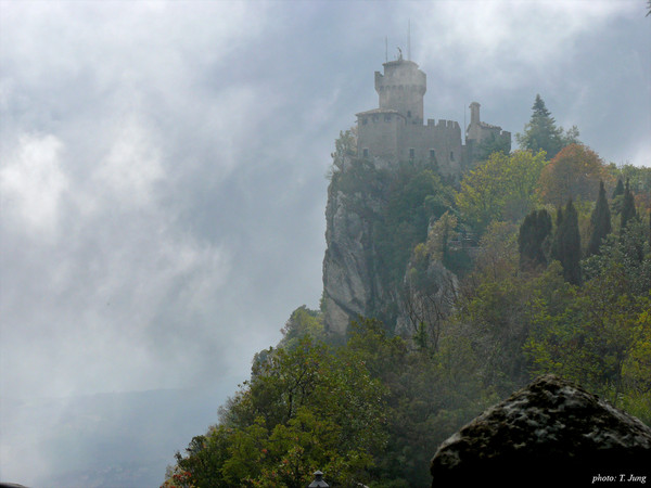 구름 속에서 모습을 드러내는 산 마리노 성채