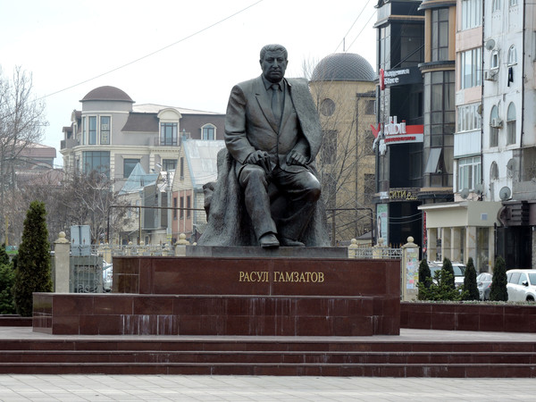 Памятник_Р._Гамзатову_в_Махачкале