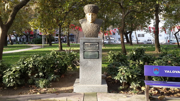 Бюст_Р._Гамзатова_в_Ялова