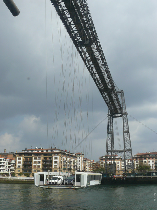 비스카야 다리. 다리에 매달린 셔틀 ‘곤돌라’가 강 양안을 연결한다.