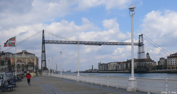 네비온 강 하구에 세워진 비스카야 다리