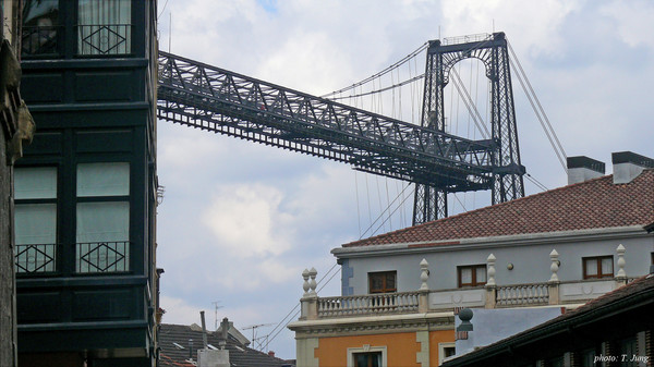 골목길에서 본 비스카야 다리