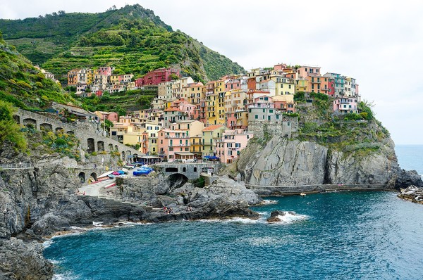 Manarola, one of the Cinque Terre five seaside villages with its terraced vineyards. Credits: CC BY-SA 2.0 www.wikipedia.org