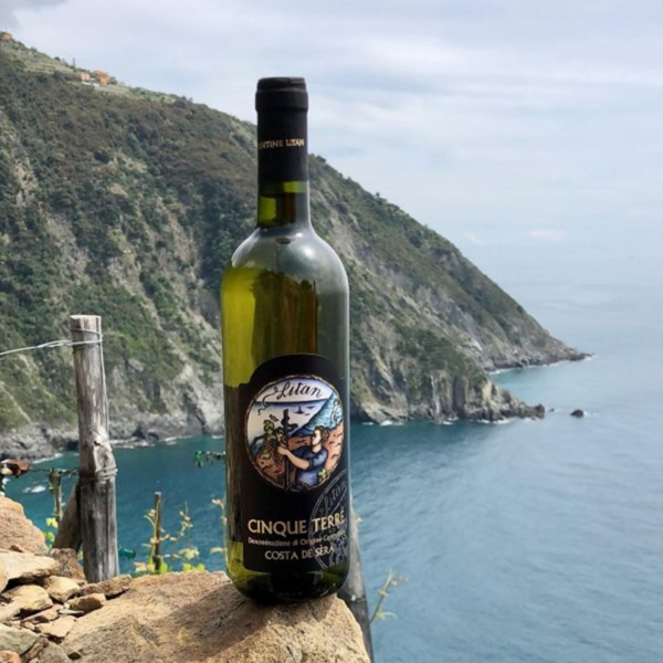 Cinque Terre DOC white wine “Costa de Sèra” from Litan winery. Riomaggiore village, Italia. Credits: www.ilmangiaweb.it