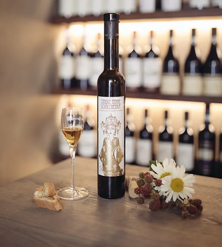 Cinque Terre Sciacchetrà DOC straw wine from Nessun Dorma winery. Manarola village, Italy. Credits: www.nessundormacinqueterre.com