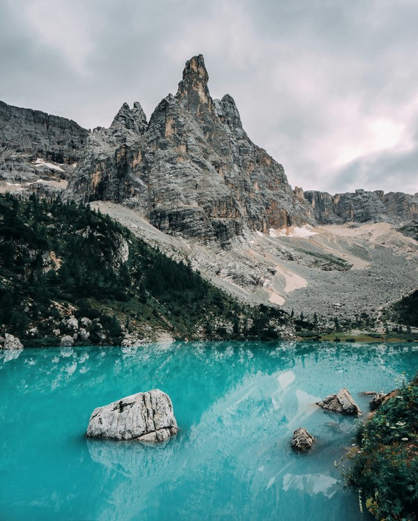 Samuele Errico Piccarini-Lago di Sorapis, Cortina d'Ampezzo, BL, Italia-unsplash