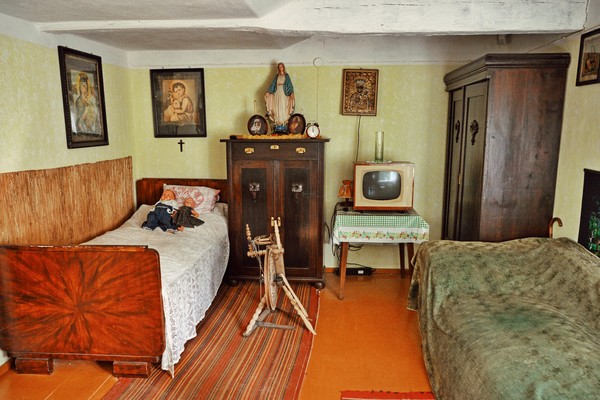 Living room 20th. Museum – Teodora and Izydor Gulgowski Kashubian Ethnographic Park in Wdzydze. Phot. Ewelina Karczewska - Luhm