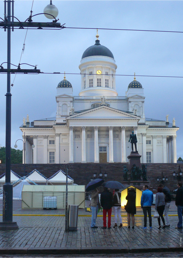 상원 광장. 헬싱키 대성당이 구심점이다.