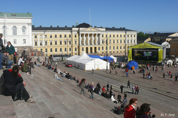 대성당 계단 위에서 본 광장의 옛 의사당 건물