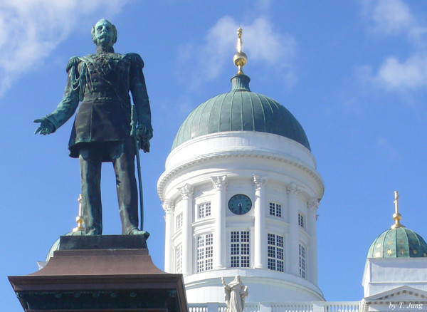 알렉산드르 2세 동상과 대성당의 돔