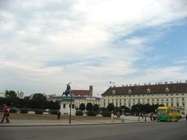 The federal president’s office on the right and the chancellor’s office on the left