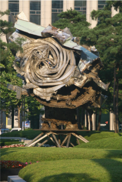 프랭크 스텔라 Frank Stella 'Amabel- 꽂이 피는 구조물' 1997 스테인리스 스틸 가로 세로 높이9M [제공= 포스코]