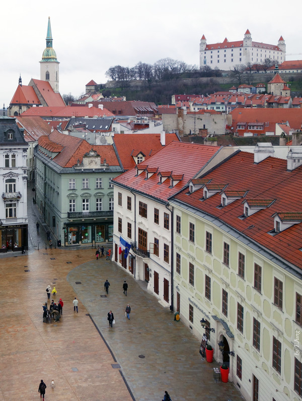 브라티슬라바 중심가. 그 너머 오른쪽 언덕 위에 브라티슬라바성이 보인다.