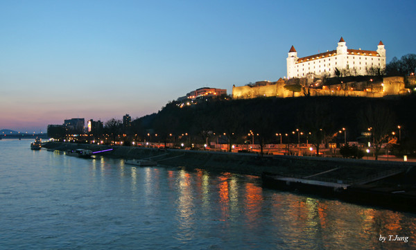 도나우강과 브라티슬라바성 야경